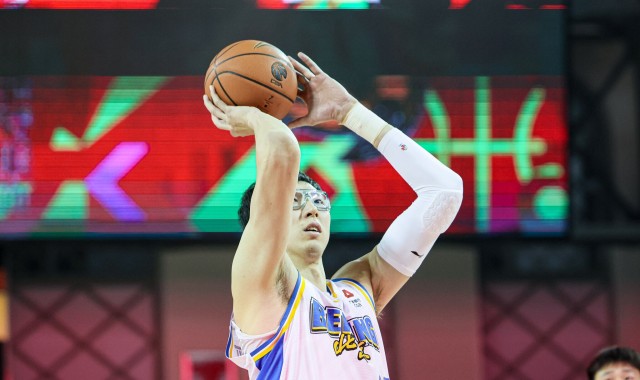 世界杯注册官网-填满数据栏！周琦半场3中2拿到5分6板1助1断1帽 3前场板