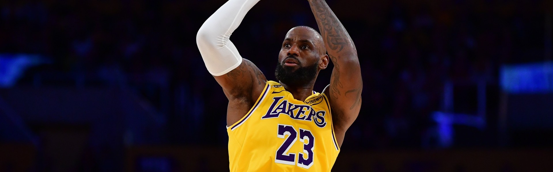 世界杯-去年今天：詹姆斯拿到生涯第1000场常规赛胜利 历史第四人