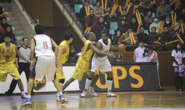 世界杯注册官网-爱德华兹杀疯了！41分+5抢断打崩灰熊：第三节3记三分直接改写剧本